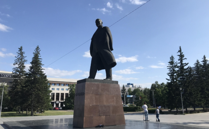 Памятник Ленину на площади Советов
