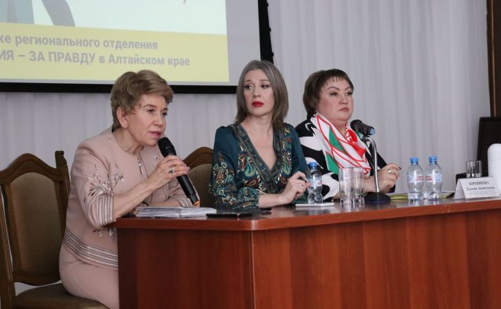 Демографический форум в Барнауле, Галина Силласте на фото крайняя слева