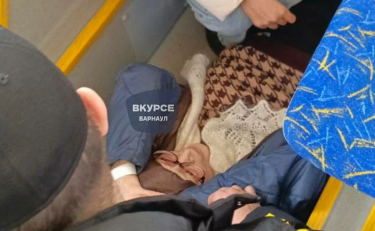 Пенсионерка в автобусе 
