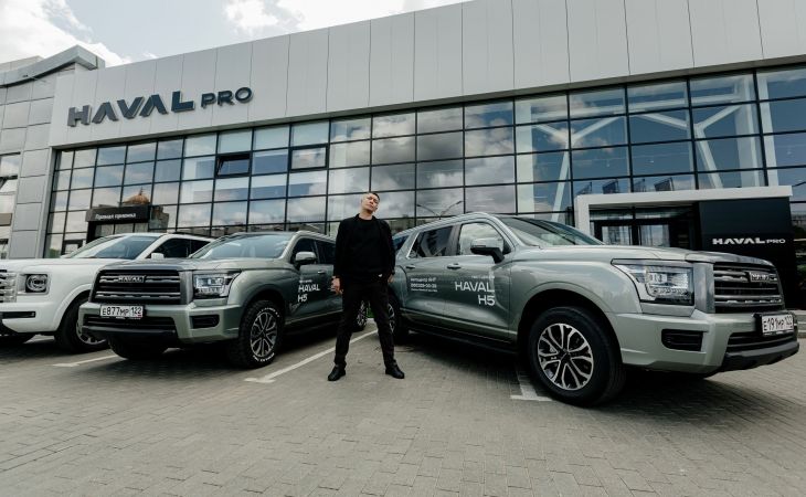 Никита Иванников у Автоцентра АНТ 
