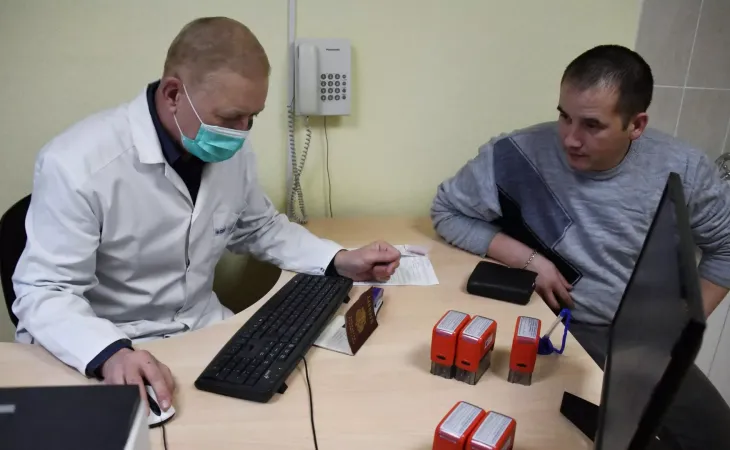 Мужчина на приеме у врача в наркологическом диспансере