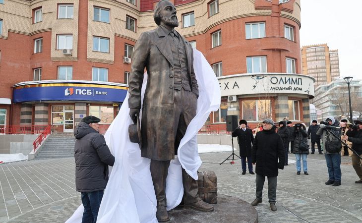 Памятник Достоевскому в Барнауле
