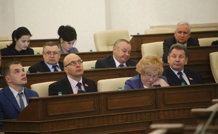 Владислав Вакаев (второй слева в первом ряду), Владимир Попов (второй слева во втором ряду)