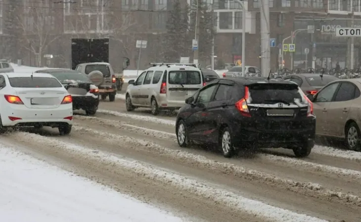 Заснеженная дорога в Барнауле 