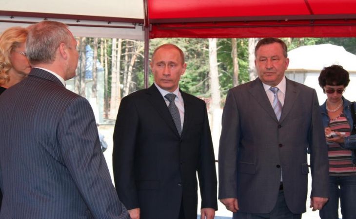 Владимир Путин на строительной площадке центра ортопедии, травматологии и эндопротезирования в 2009 году