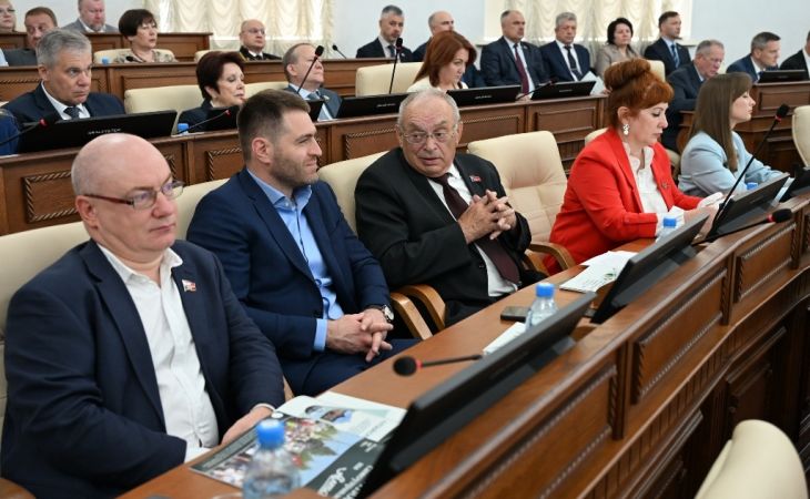 В действующем, восьмом созыве, каждый депутат имеет право на трех оплачиваемых помощников