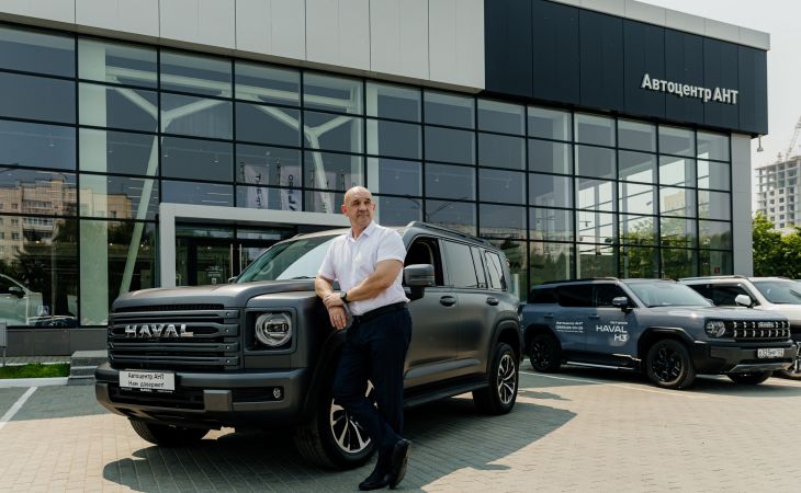 Михаил Дыров у Автоцентра АНТ

