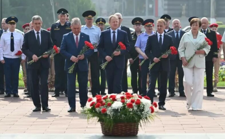 Возложение цветов к Мемориалу Славы