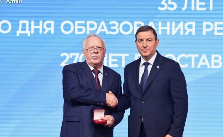 Андрей Турчак выдал ряд государственных наград, в том числе и бывшему главе республики, Александру Бердникову