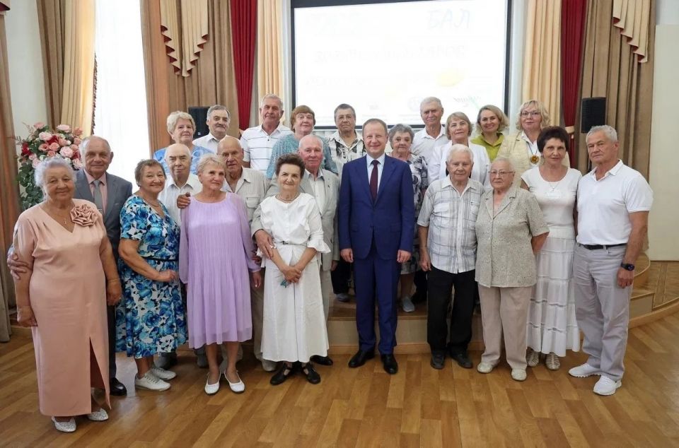 Виктор Томенко с золотыми юбилярами семейной жизни