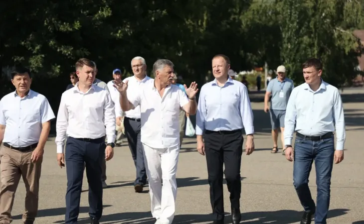 Виктор Томенко с депутатами "Единой России" посетил Благовещенскую детскую школу искусств