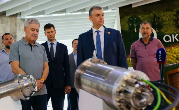 Леонид Слуцкий во время посещения Технопарка Новосибирского Академгородка