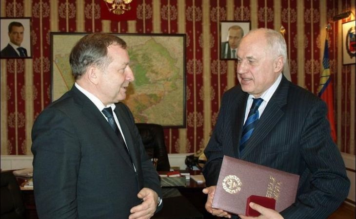 Губернатор Алтайского края Александр Карлин и Владимир Германенко (справа)