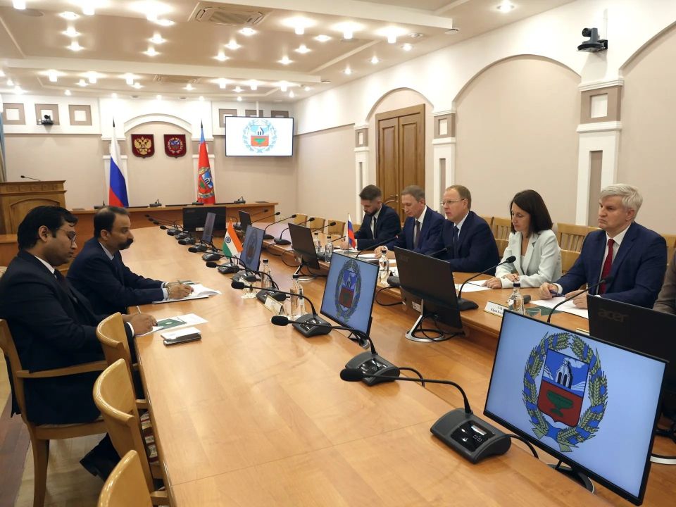 Сотрудничество Алтайского края с Индией обсудил Губернатор региона Виктор Томенко на встрече с Генеральным консулом Индии 