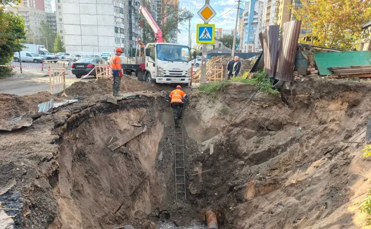 Устранение повреждения водопровода на Ядринцева
